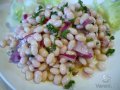 Salát z vařených bílých fazolí